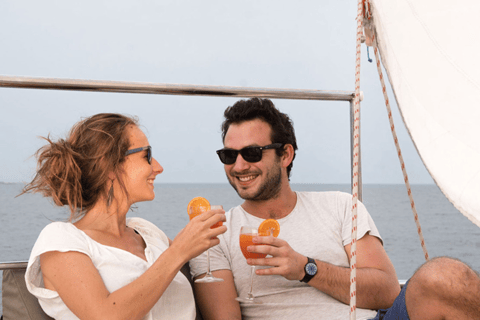 Mirissa: Sunset Catamaran Sailing Bootstour mit Abendessen