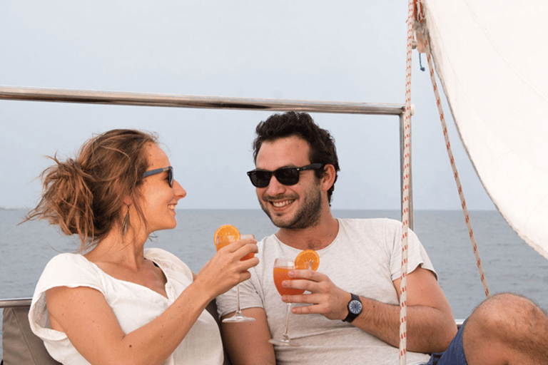 Mirissa : Tour en bateau à voile en catamaran au coucher du soleil avec dîner