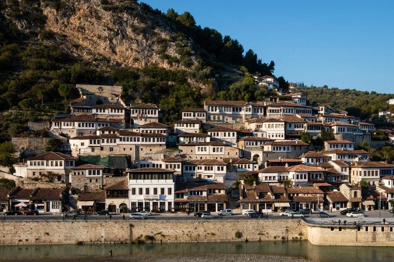 "Circuit d'une journée à Berat et au lac Belsh au départ de Tirana / Durres"Tirana à Berat et au lac Belsh : UNESCO & Tour panoramique d'une journée"