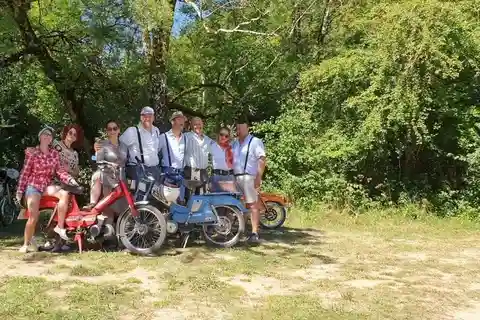 Périgord Noir : Unusual vintage moped ride