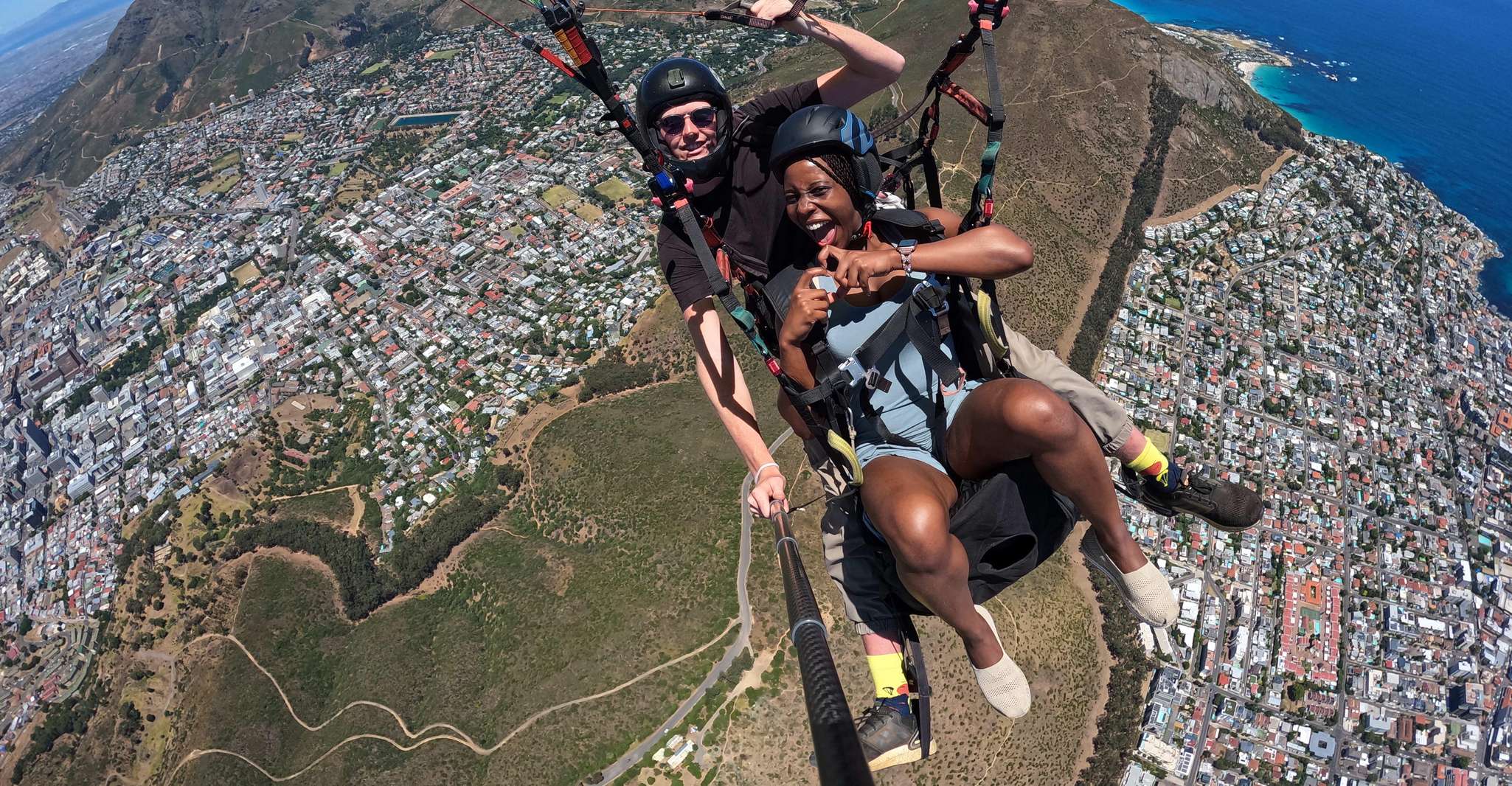 Kapstadt, Tandem Paragliding mit Blick auf den Tafelberg - Hizvo