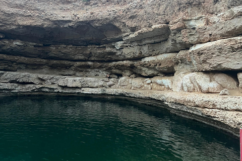 Muscat: Wadi Shab Hike and Bimmah Sinkhole Tour with Lunch Muscat: Wadi Shab Hike and Bimmah Sinkhole Tour with Lunch