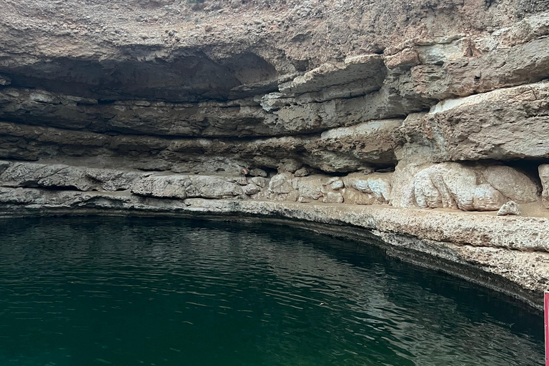 Muscat: Wadi Shab Hike and Bimmah Sinkhole Tour with Lunch Muscat: Wadi Shab Hike and Bimmah Sinkhole Tour with Lunch