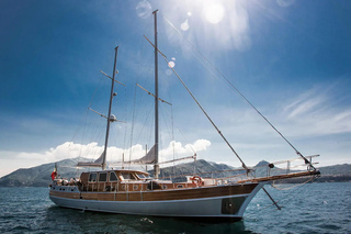 Lampedusa: Elegant Day Boat Tour with Lunch on board