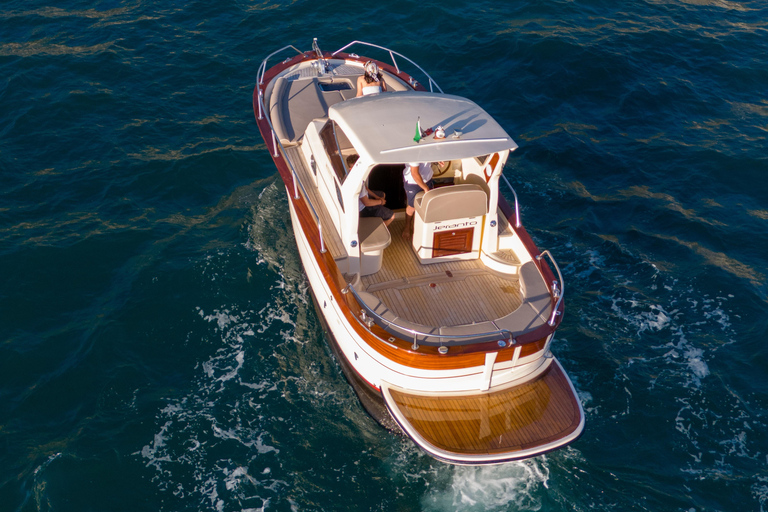 Tour privado en barco por la Costa Amalfitana 7,5Desde Positano: Excursión en barco por el Confort de Amalfi