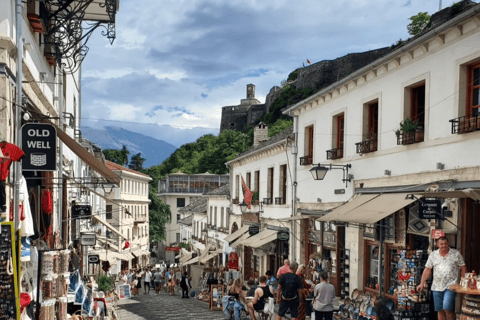 Z Tirany: Gjirokastër UNESCO i Blue Eye – wycieczka 1-dniowa z przewodnikiemZ Tirany: Gjirokastër UNESCO i Blue Eye wycieczka 1-dniowa z przewodnikiem