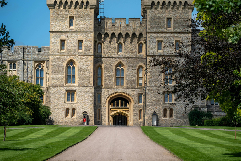 Full Day Guided Tour at Windsor Stonehenge and Bath