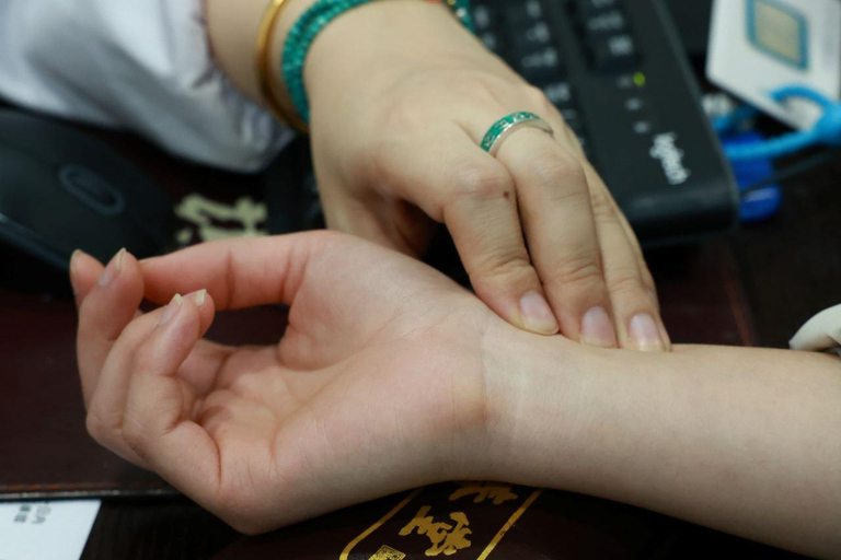 Hangzhou TCM ：Pulse diagnosis & herbal bag & Cupping Pulse diagnosis + traditional Chinese medicine sachets