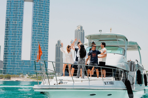 Dubai, Dubai Marina Sightseeing-kryssning med utsikt över Ain WheelSightseeingkryssning i småbåtshamn ombord på en yacht