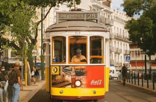 Lissabon: Rundgang mit der Straßenbahnlinie 28, Alfama und Puddingtörtchen