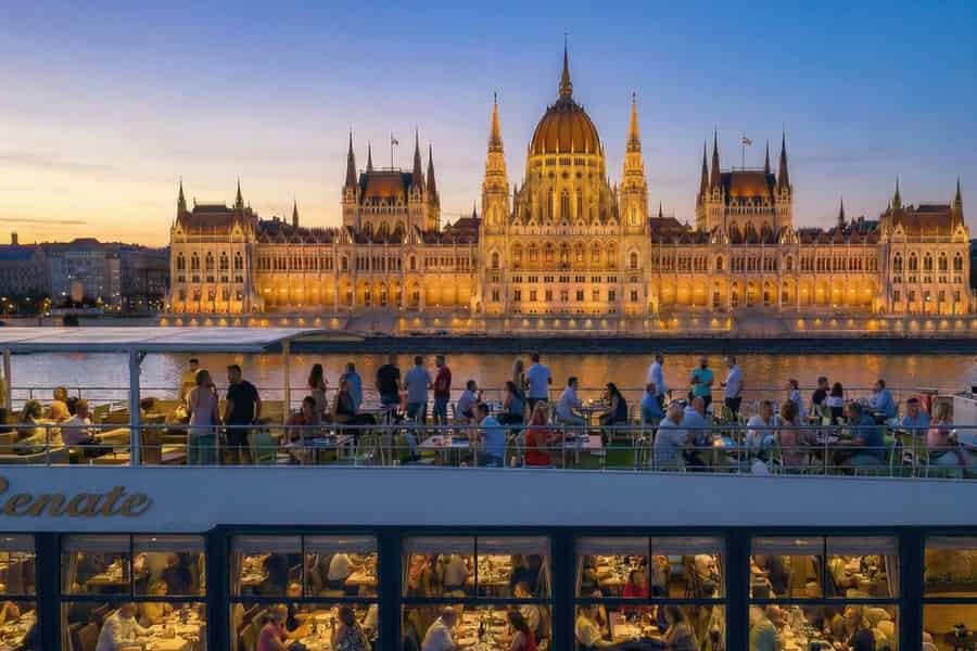 Budapest: 4-Gänge-Dinner-Flussfahrt mit Live-Folkmusik. Foto: GetYourGuide