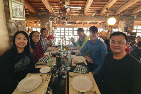 Dublin nocą: wycieczka z przewodnikiem po iluminacjach z przystankami w pubachDublin nocą: wycieczka z przewodnikiem po iluminowanych zabytkach z przystankami w pubach