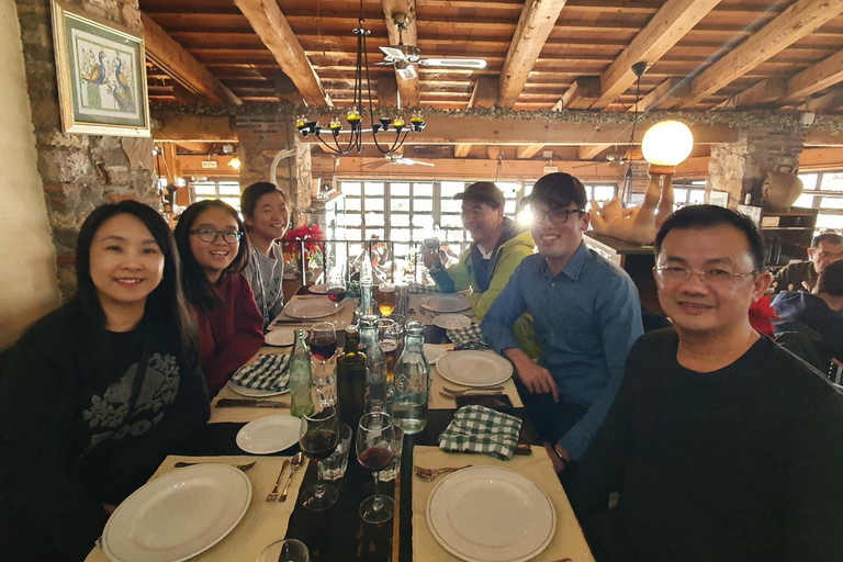 Dublin nocą: wycieczka z przewodnikiem po iluminacjach z przystankami w pubachDublin nocą: wycieczka z przewodnikiem po iluminowanych zabytkach z przystankami w pubach