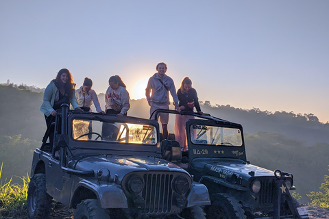 YOGYAKARTA MERAPI SONNENAUFGANG MIT EINEM JEEP