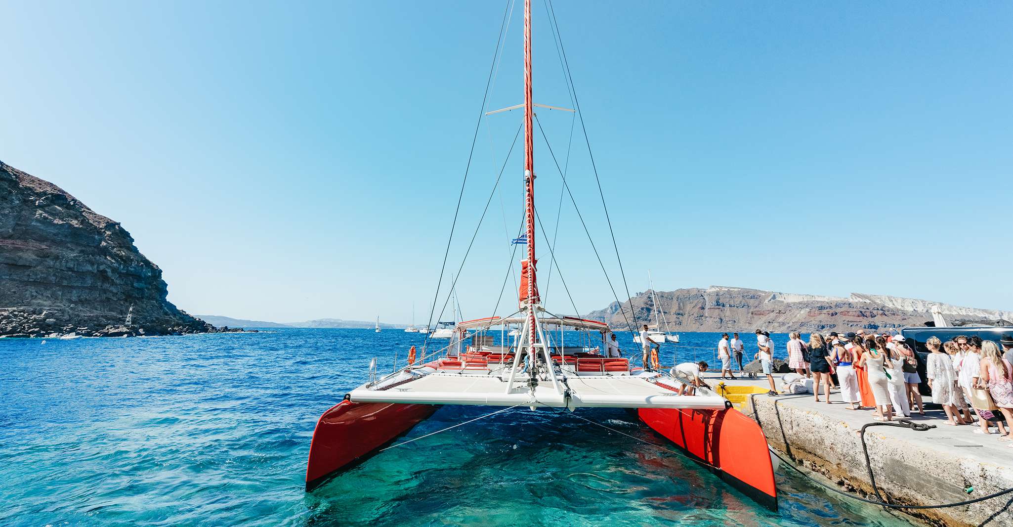 Santorini, Katamaran-Tour mit BBQ-Dinner, Drinks und Musik - Hizvo
