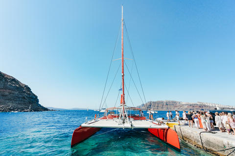 Santorini: Tour in catamarano con cena barbecue, bevande e musicaCrociera al mattino con transfer dall&#039;hotel