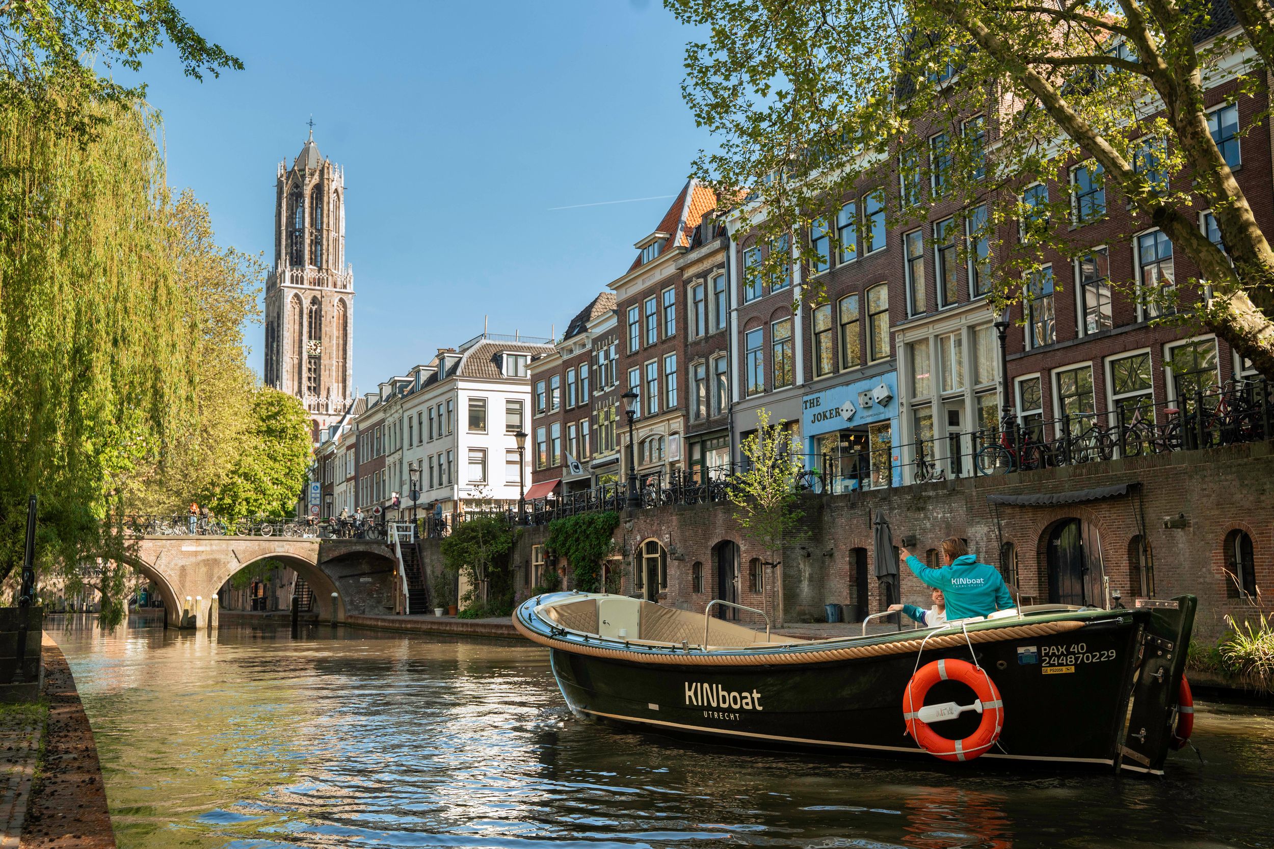 Utrecht: Grachten-Rundfahrt im offenen Boot mit Guide vor Ort