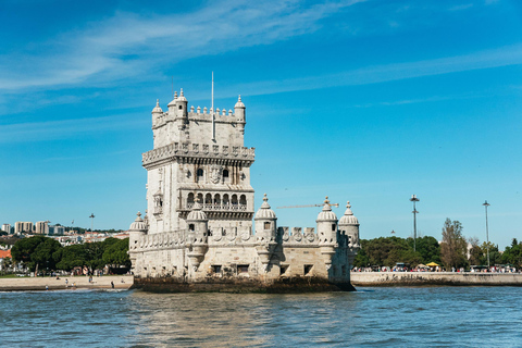 Lisboa: Passeio de veleiro pelo horizonte da cidade com bebidas e petiscosPasseio Diurno em Português