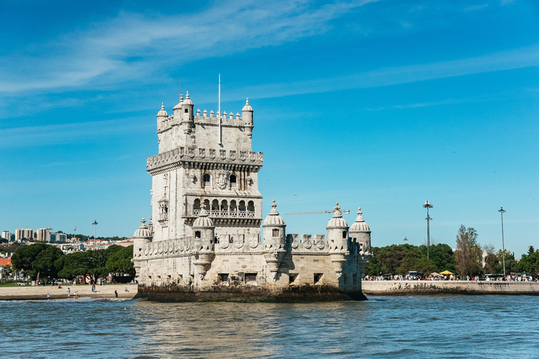 Lisbon: Relaxing City Skyline Sailboat Cruise Day Cruise in French