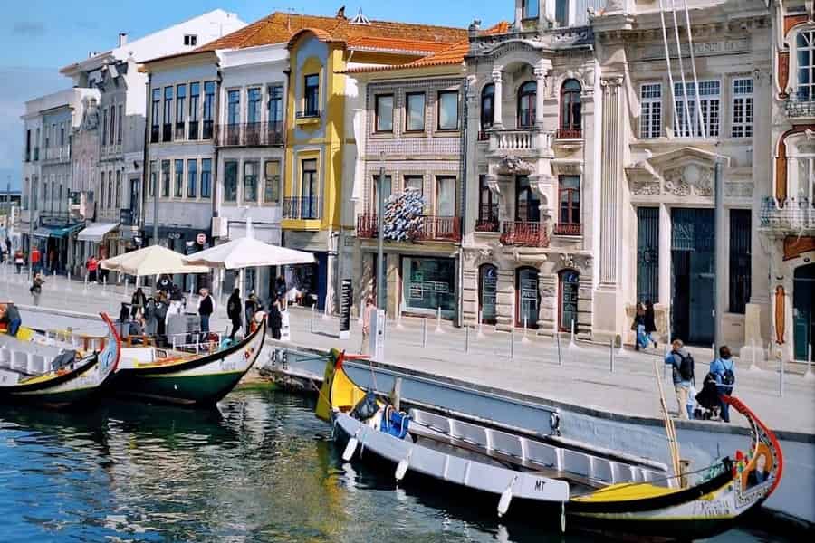 Ab Porto: Halbtagestour nach Aveiro und Costa Nova mit Bootsfahrt. Foto: GetYourGuide Ab Porto: Halbtagestour nach Aveiro und Costa Nova mit Bootsfahrt. Foto: GetYourGuide