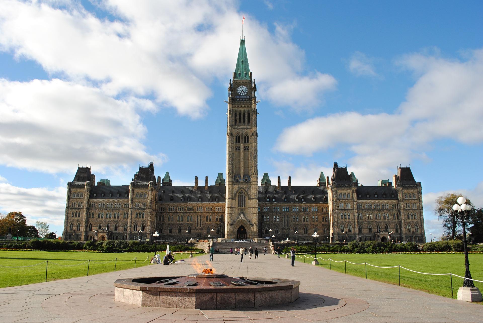 Von Montreal aus: Ottawa mit privatem Guide und Abholung