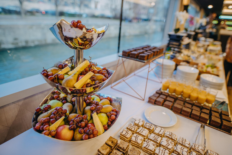 Budapest: Crucero Buffet de Nochevieja con Bebidas IlimitadasCena crucero de Nochevieja Piso turístico