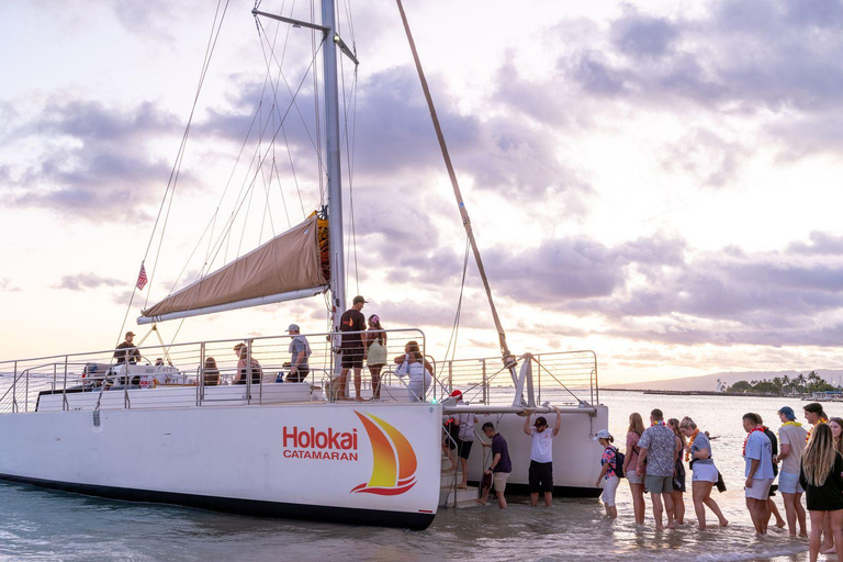 Waikiki: Friday Night Fireworks Cruise from Beach