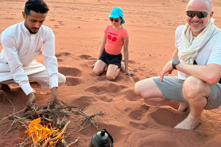 瓦迪拉姆日落吉普之旅：贝都因晚餐与星空观测瓦迪拉姆日落吉普之旅，含贝都因晚餐与星空观测