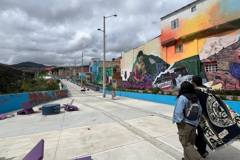 Bogotá: El Paraíso and Cable Car Favelas Tour