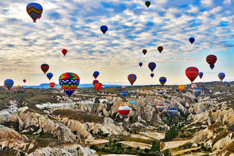 Göreme: volo in mongolfiera all&#039;alba della valle di Göreme con colazione