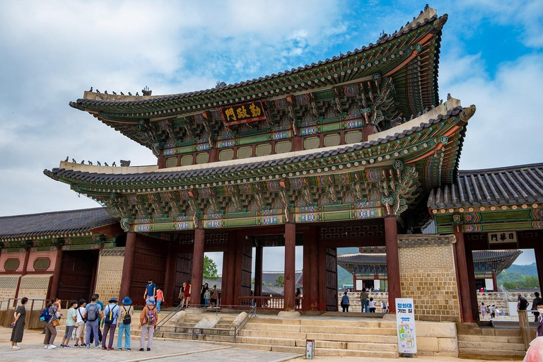 Seoul: Guided Korean Monster Tour at Gyeongbok Palace