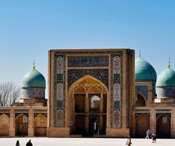 Tashkent: Hidden Gems Walking Tour with Local Snacks