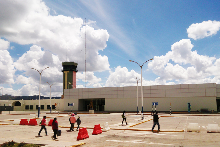 Transfert privé de la ville de Puno à l&#039;aéroport de Juliaca.Visite supplémentaire du site archéologique de Sillustani en cours de route