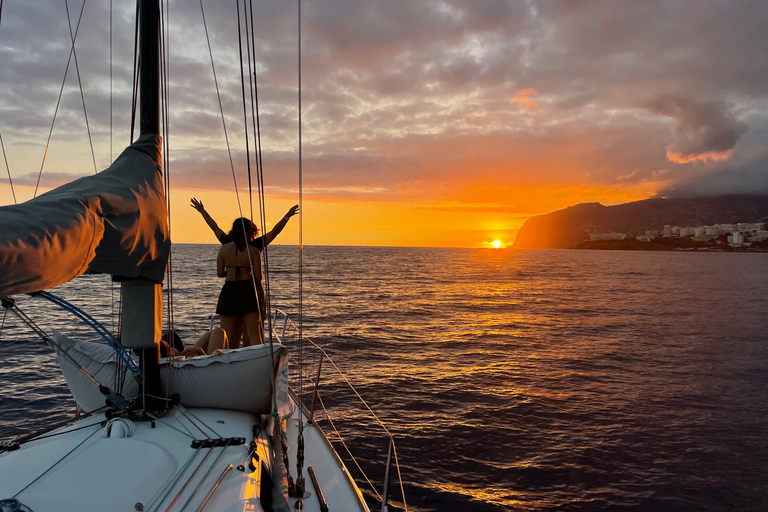 Zonsondergang op een zeilboot