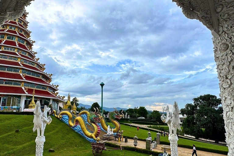 Chiang Mai: Vita, blå och stora Buddha Vita, blå och stora Buddha-tempel i Chiang RaiChiang Mai: Vita, blå och stora Buddha-tempel i Chiang Rai