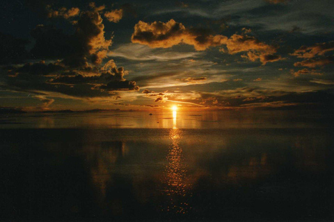 BOLIVIA: SOLNEDGÅNG &amp; STJÄRNLJUS I UYUNIDELAD GRUPP: SOLNEDGÅNG &amp; STJÄRNLJUS I UYUNI