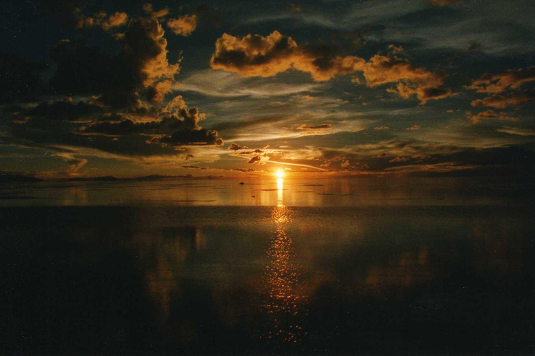 BOLIVIA: SUNSET &amp; STARLIGHTS IN UYUNISHARED GROUP: SUNSET &amp; STARLIGHTS IN UYUNI