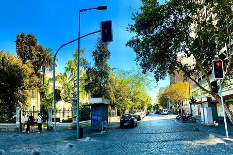 Les incontournables du Santiago historique : visite guidée à pied de la ville des contrastesVisite semi-privée des sites historiques de Santiago en portugais