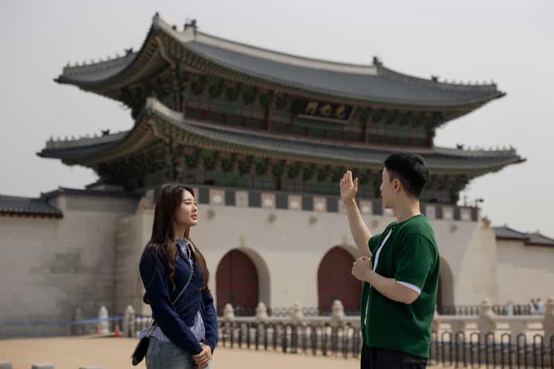 Seoul: 120-Min Gwanghwamun Tour to Understand Local Society