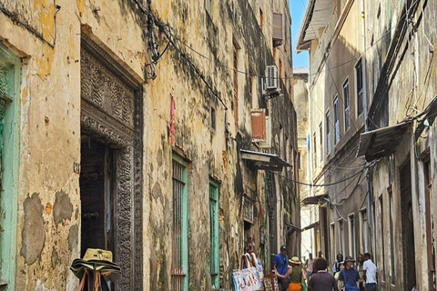 Zanzibar: Kvällspromenad i Stone Town med matmarknadUpphämtning från hotell i Stone Town, 10 USD betalas av gäst för biljett till slavmarknaden