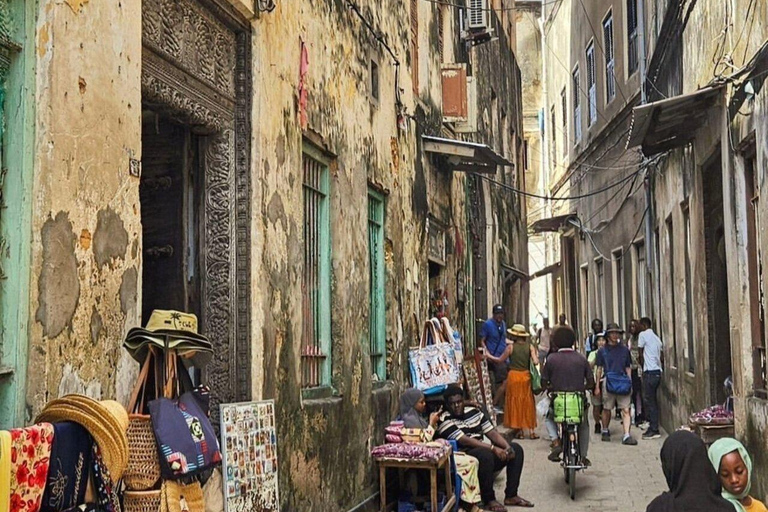 Zanzibar: Kvällspromenad i Stone Town med matmarknadUpphämtning från hotell i Stone Town, 10 USD betalas av gäst för biljett till slavmarknaden