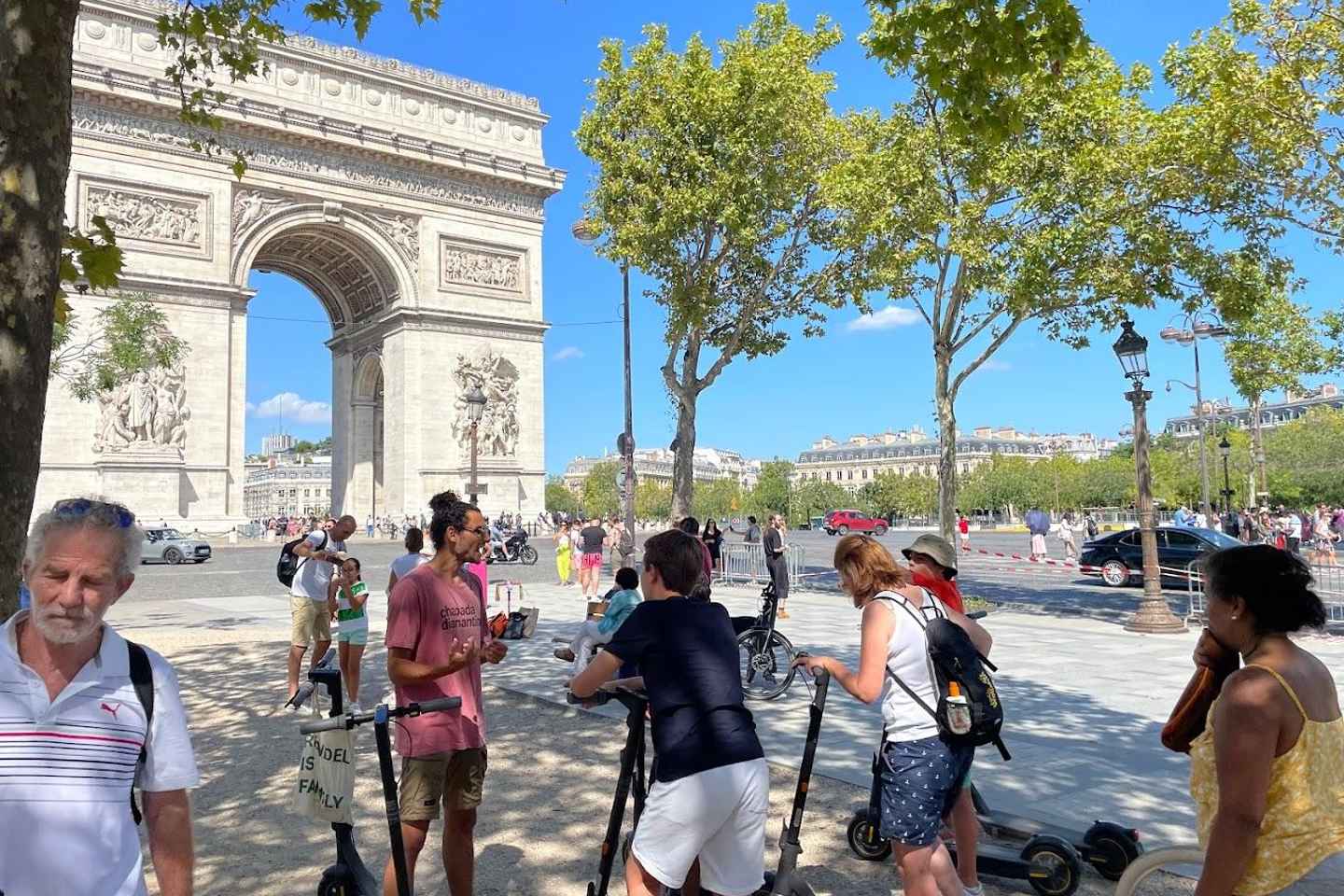 地元ガイドと行くパリ少人数Eスクーターツアー