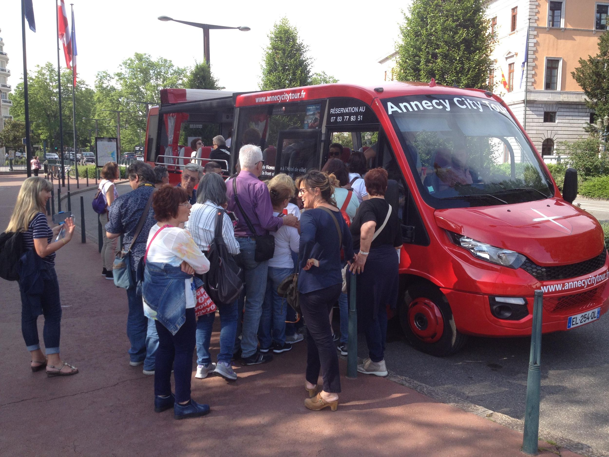 Cabrio-Bus-Tour durch Annecy