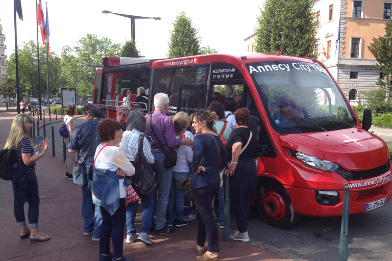 Tour di Annecy in un autobus cabriolet