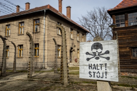 Vanuit Krakau: dagtocht met gids Auschwitz-BirkenauTour in het Duits vanaf een trefpunt met lunch