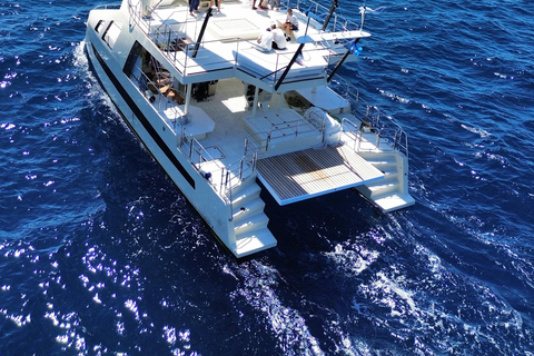 Bonifacio: the Lavezzi Islands aboard an electric sailing catamaran