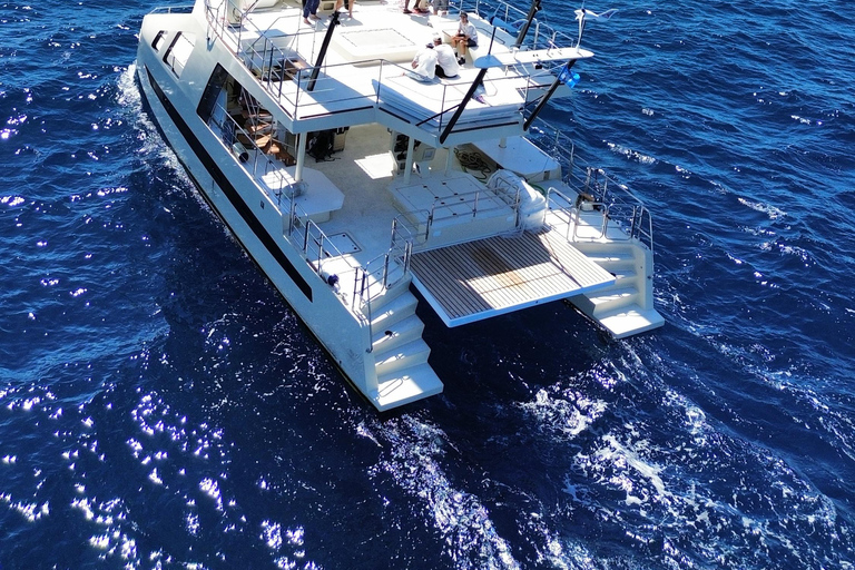 Bonifacio: the Lavezzi Islands aboard an electric sailing catamaran