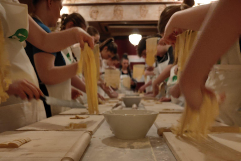 Rzym: Zajęcia z fettucine i tiramisu w pobliżu Schodów Hiszpańskich