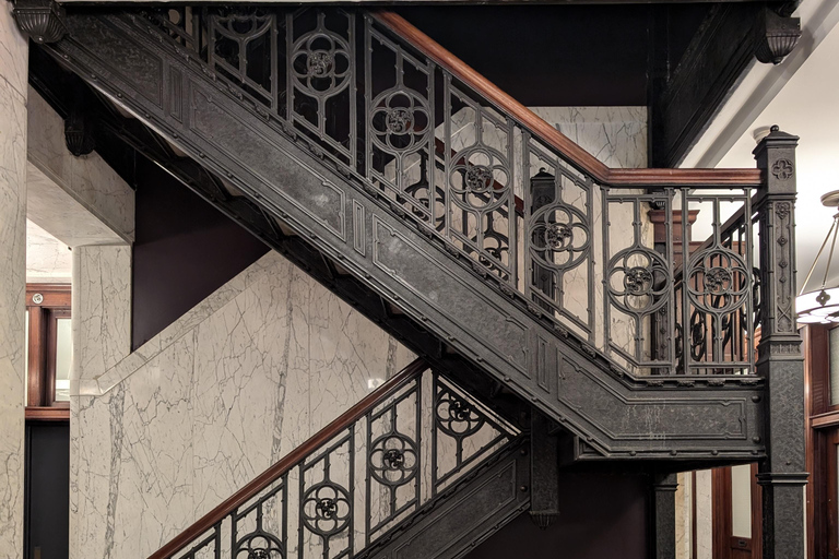 Chicago: Women's History Walking Tour with Interiors