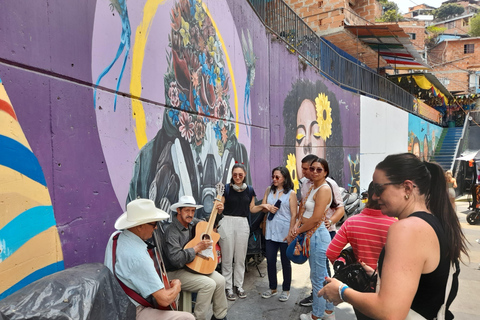 Comuna 13: Graffiti tour &amp; eten/drinken op straat met telesferic